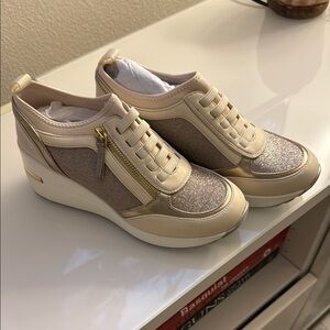 Kenneth Cole Reaction Beige and Gold Glitter Sneakers